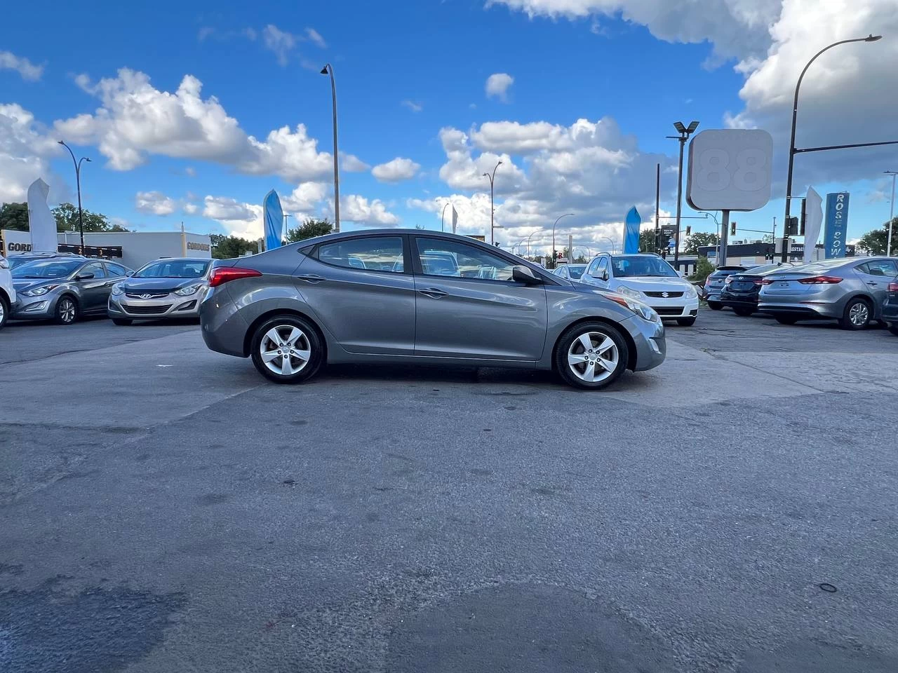 2013 Hyundai Elantra GLS**Toit Ouvrant**SIEGES CHAUFFANTS**SIEGES CHAUFFANTS ARRIERE**MAGS** Image principale