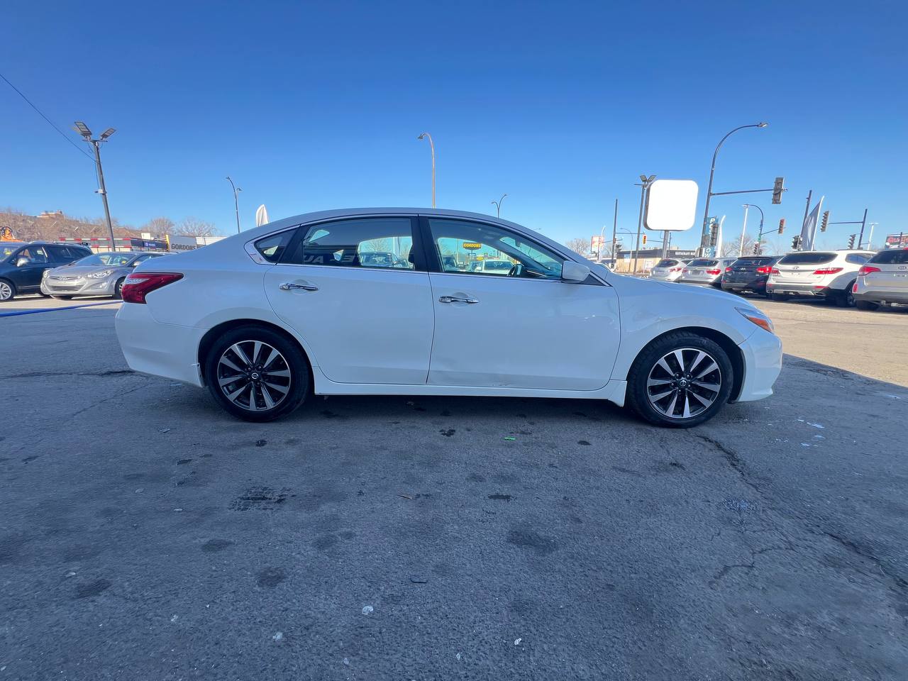 2016 Nissan Altima 2.5**Camera de recul**ALERTE ANGLE MORT**SIEGES CHAUFFANTS**MAGS**PUSH TO START** Image principale