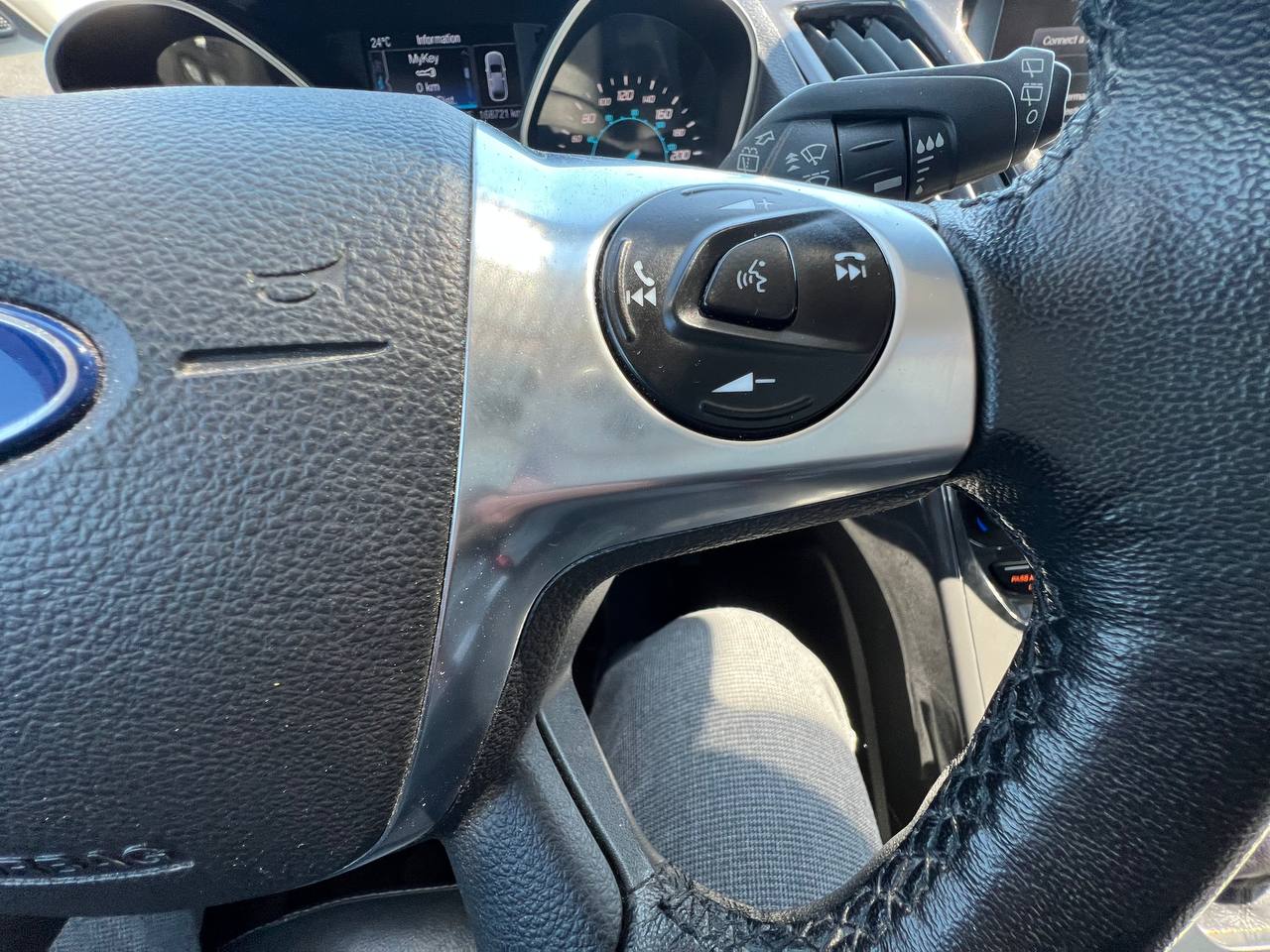 2015 Ford Escape Titanium**AWD** Jamais accidente**Toit Ouvrant**CamÉra de Recul**SIEGES EN CUIR**Navigation**SIEGES CHAUFFANTS**dÉmarrage À distance**MAGS** Image principale