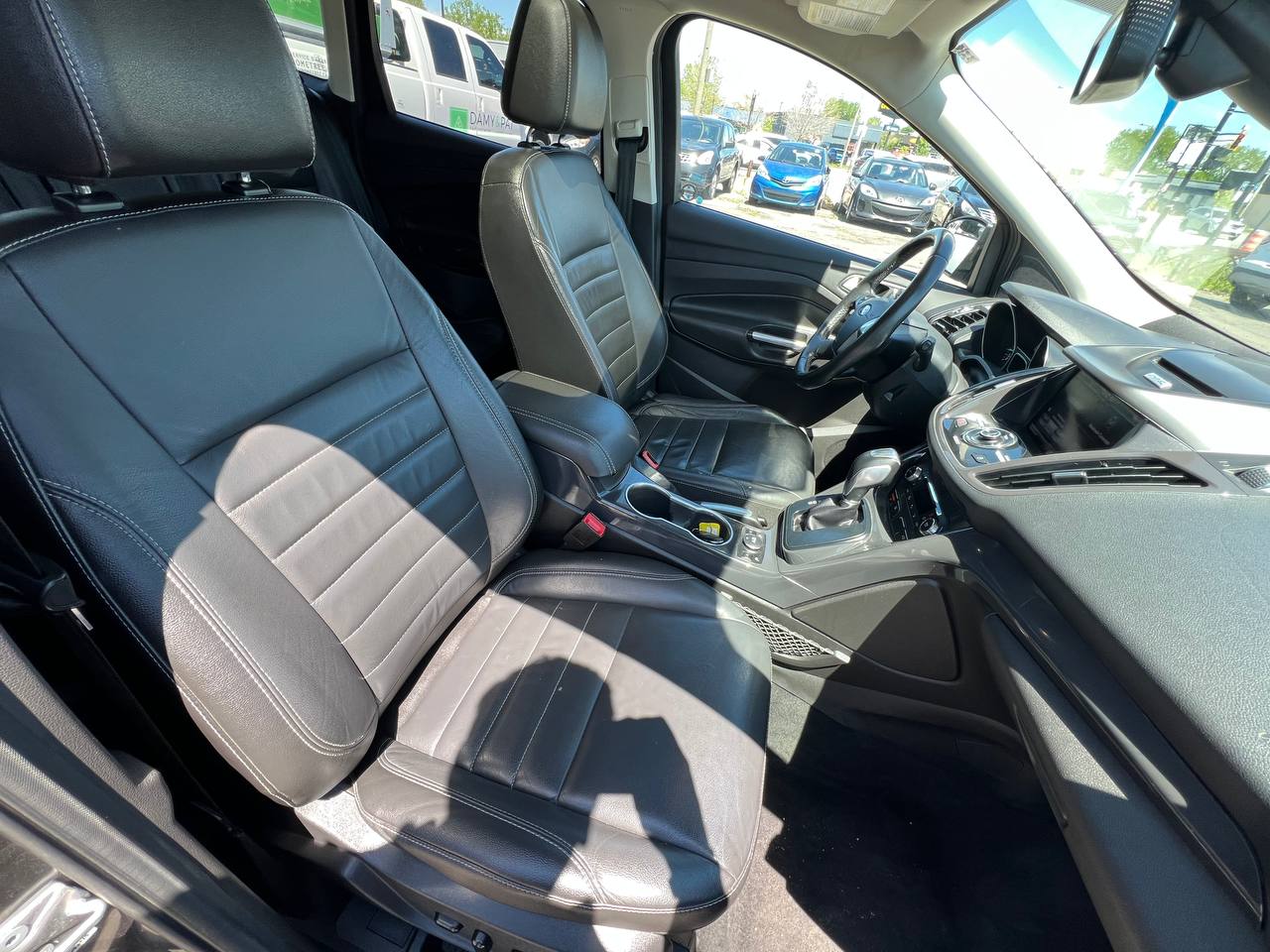 2015 Ford Escape Titanium**AWD** Jamais accidente**Toit Ouvrant**CamÉra de Recul**SIEGES EN CUIR**Navigation**SIEGES CHAUFFANTS**dÉmarrage À distance**MAGS** Image principale