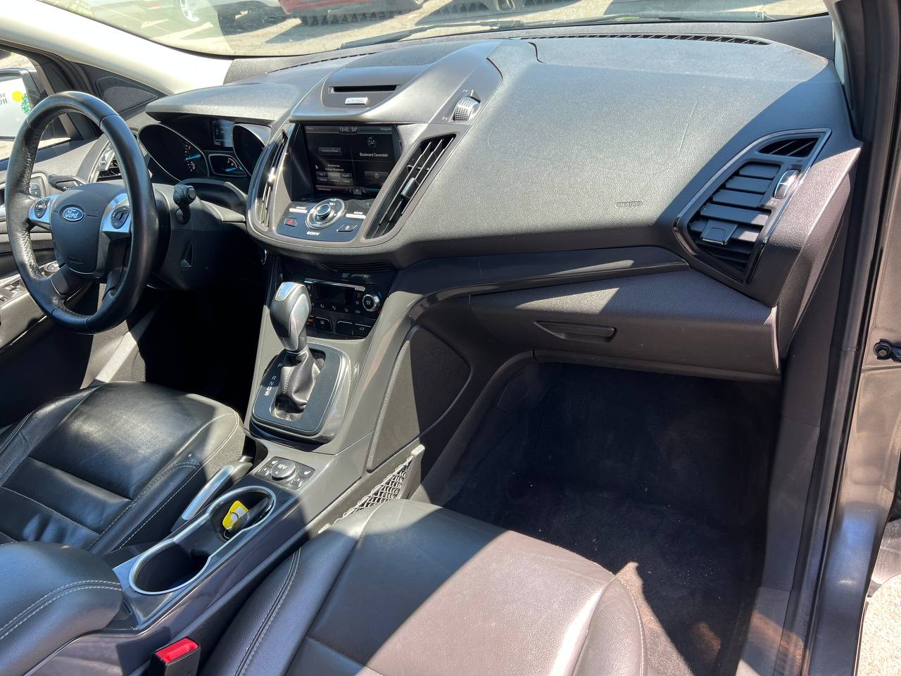 2015 Ford Escape Titanium**AWD** Jamais accidente**Toit Ouvrant**CamÉra de Recul**SIEGES EN CUIR**Navigation**SIEGES CHAUFFANTS**dÉmarrage À distance**MAGS** Image principale