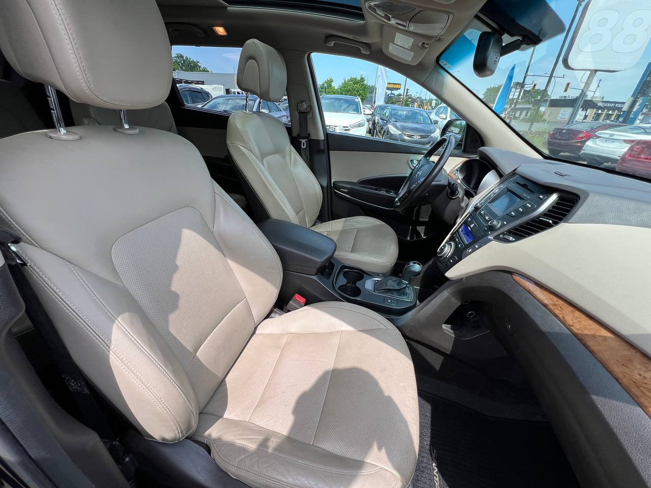 2016 Hyundai Santa Fe XL Luxury**6 PASSAGERS**AWD**Toit Ouvrant**CamÉra de Recul**SIEGES EN CUIR**Volant Chauffant**SIEGES CHAUFFANTS** Image principale