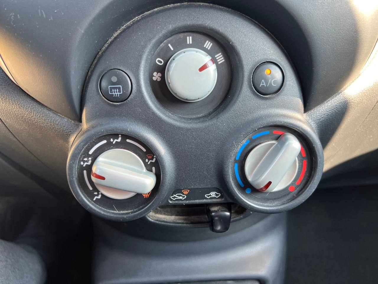 2015 Nissan Micra SV**CAMERA DE RECUL**SIEGES CHAUFFANTS**REG DU VITESSE*** Image principale