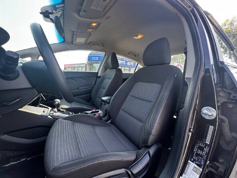 2017 Kia Forte LX**CAMERA DE RECULE**SIEGES CHAUFFNATS**APPLE CAR PLAY** Main Image