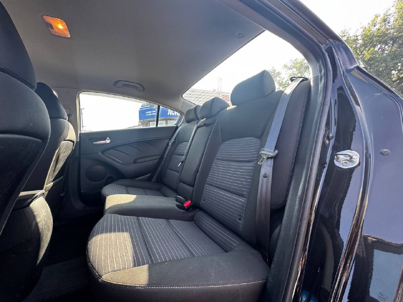 2017 Kia Forte LX**CAMERA DE RECULE**SIEGES CHAUFFNATS**APPLE CAR PLAY** Main Image