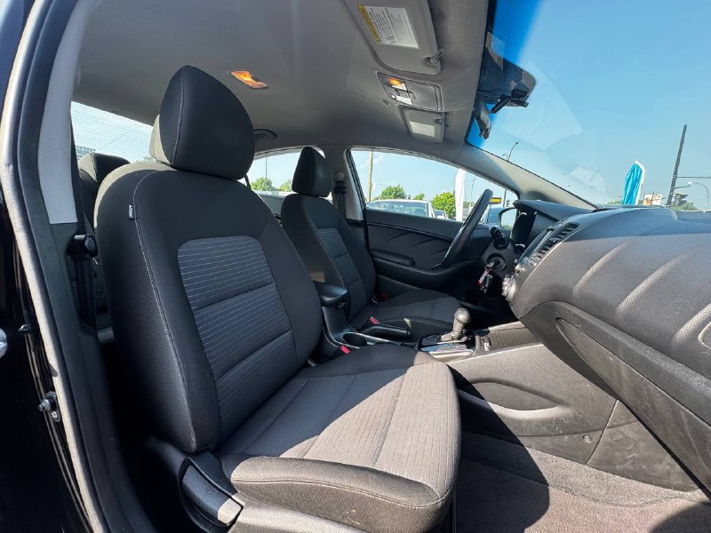 2017 Kia Forte LX**CAMERA DE RECULE**SIEGES CHAUFFNATS**APPLE CAR PLAY** Main Image