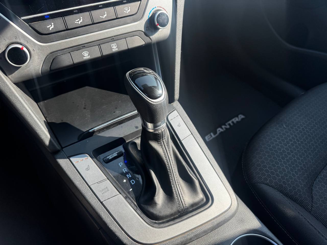 2017 Hyundai Elantra LE**SAAQ CERTIFIEE**SIEGES CHAUFFNATS**MODE ECHO** Main Image