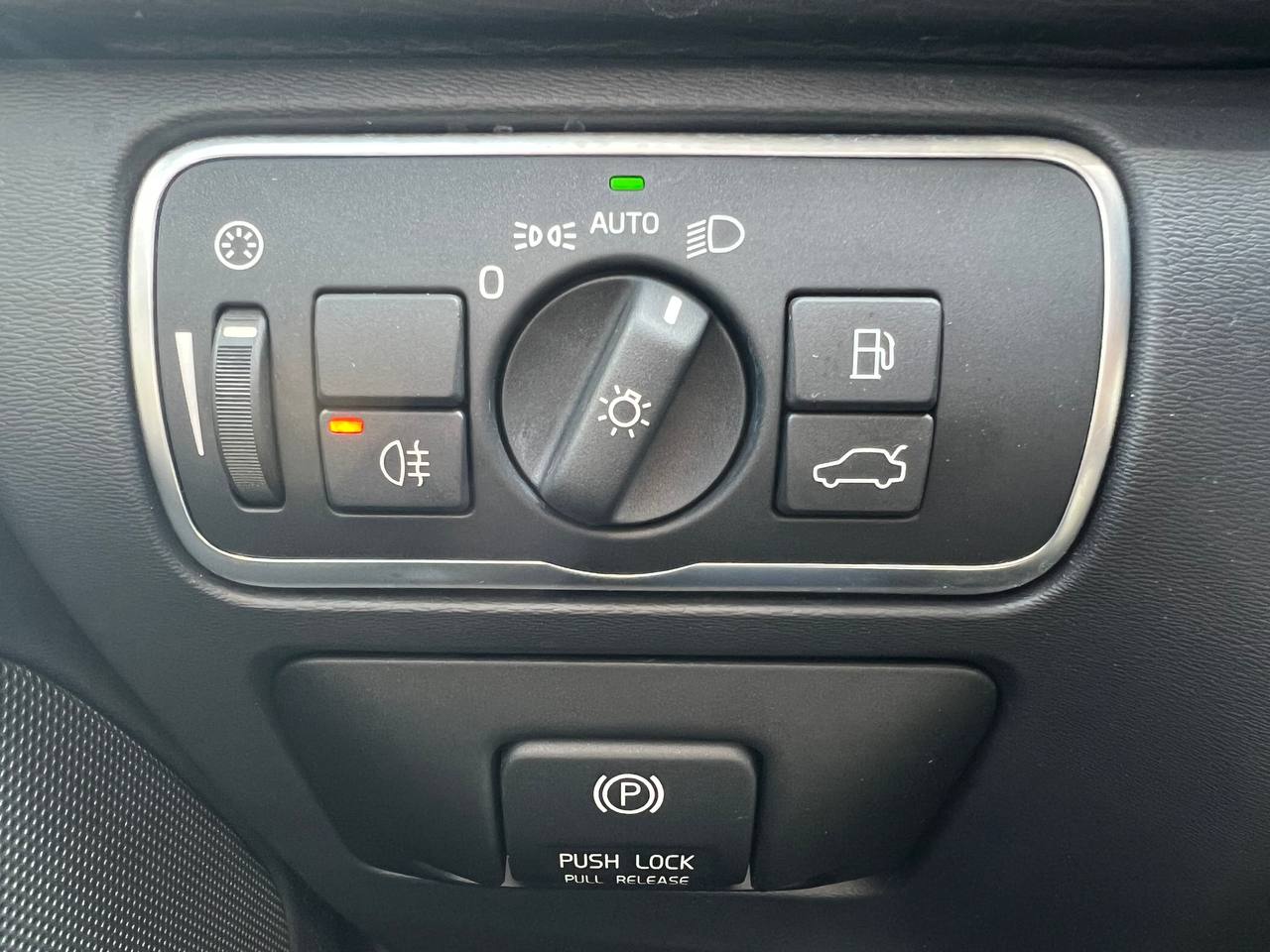 2014 Volvo XC60 3.2**AWD**Toit Ouvrant Panaromique**SIEGES EN CUIR**SIEGES CHAUFFANTS**SIEGES CHAUFFANTS ARRIERE**VOLANT CHAUFFANTS**MAGS** Main Image
