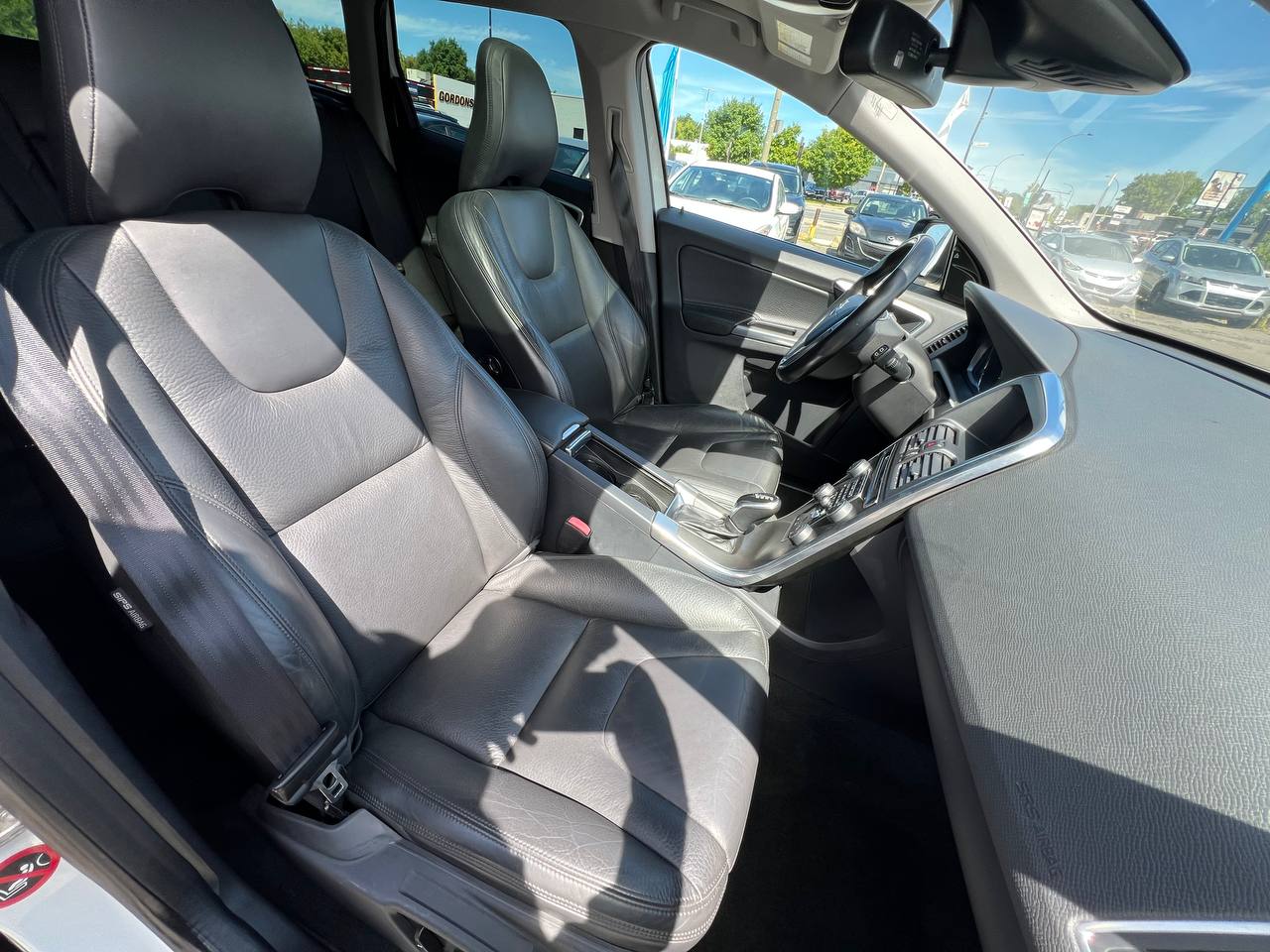 2014 Volvo XC60 3.2**AWD**Toit Ouvrant Panaromique**SIEGES EN CUIR**SIEGES CHAUFFANTS**SIEGES CHAUFFANTS ARRIERE**VOLANT CHAUFFANTS**MAGS** Main Image