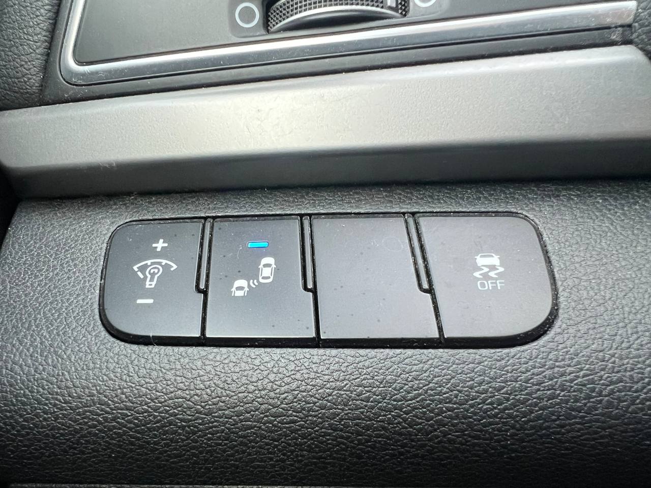 2017 Hyundai Elantra GL**SAAQ CERTIFIEE**CAR PLAY**SIEGES CHAUFFANTS**VOLANT CHAUFFANTS**CAMERA DE RECULE**MAGS**ANGLE MORT** Image principale