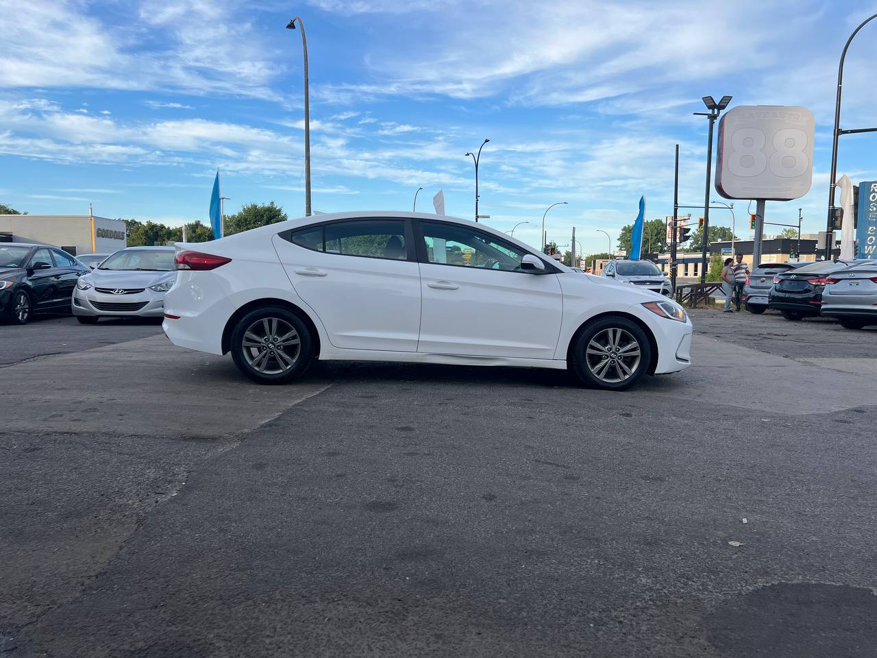 2017 Hyundai Elantra GL**SAAQ CERTIFIEE**CAR PLAY**SIEGES CHAUFFANTS**VOLANT CHAUFFANTS**CAMERA DE RECULE**MAGS**ANGLE MORT** Image principale