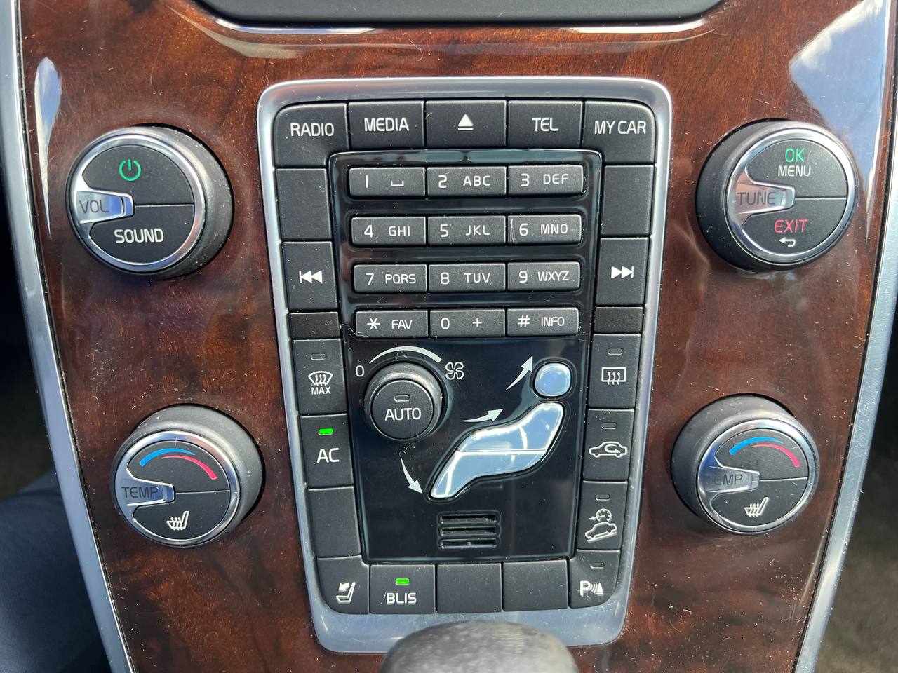 2012 Volvo XC70 T6**AWD  Toit Ouvrant**ALERTE D'ANGLE MORT**SIEGES EN CUIR**SIEGES CHAUFFANTS**SIEGES CHAUFFANTS ARRIERE**MAGS** Image principale