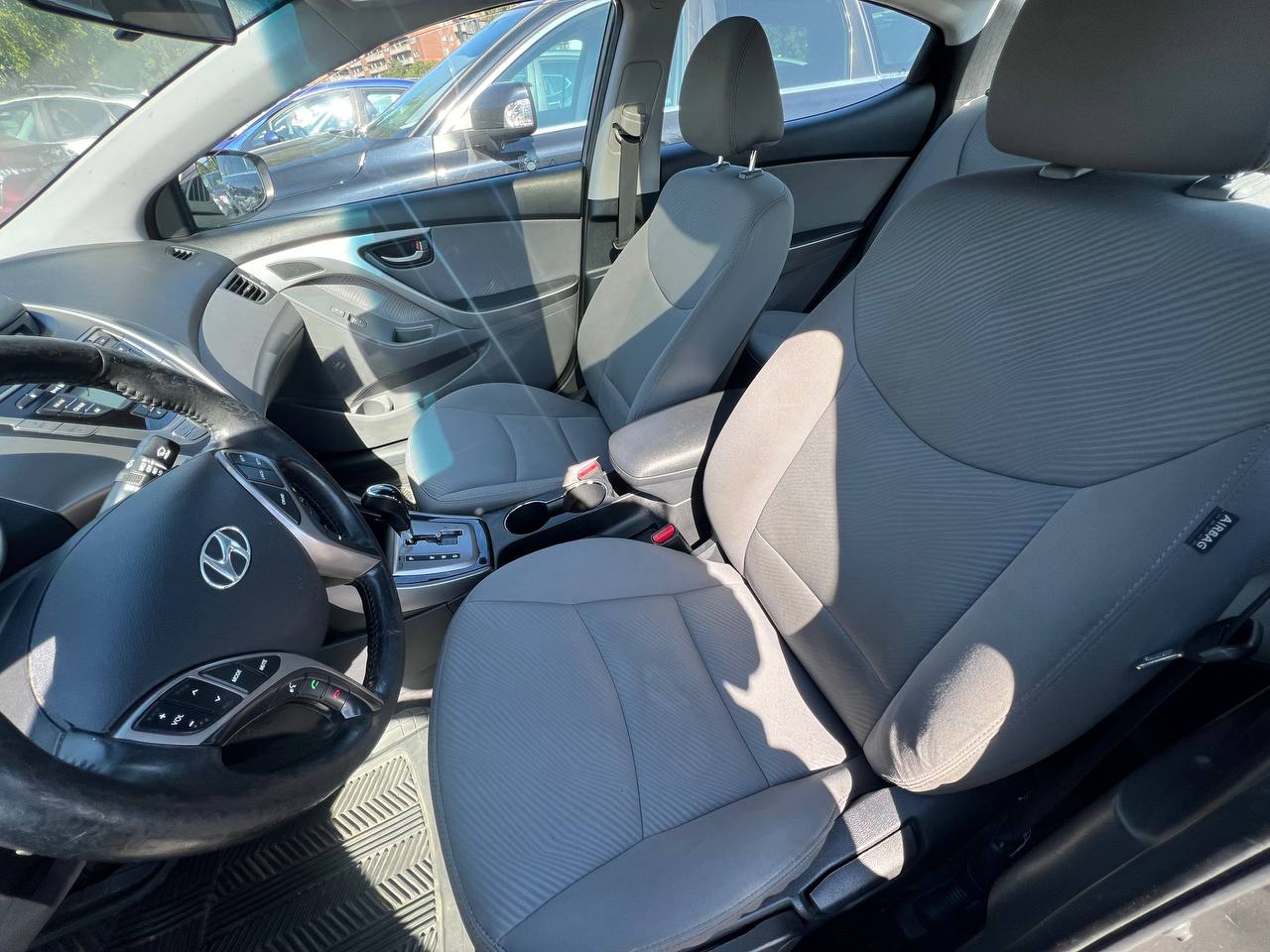 2013 Hyundai Elantra GLS**Toit Ouvrant**SIEGES CHAUFFANTS**SIEGES CHAUFFANTS ARRIERE**MAGS** Image principale