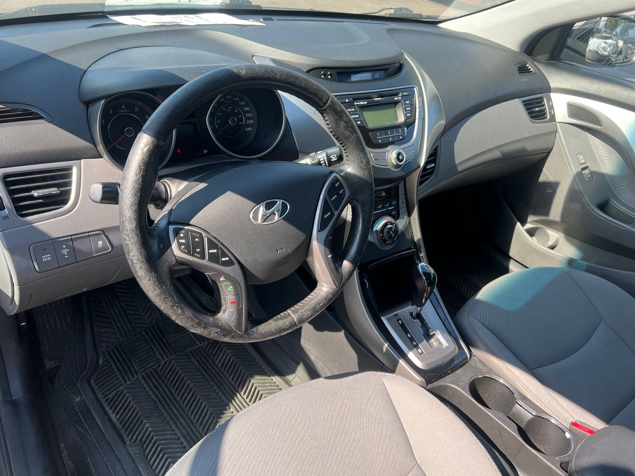 2013 Hyundai Elantra GLS**Toit Ouvrant**SIEGES CHAUFFANTS**SIEGES CHAUFFANTS ARRIERE**MAGS** Image principale