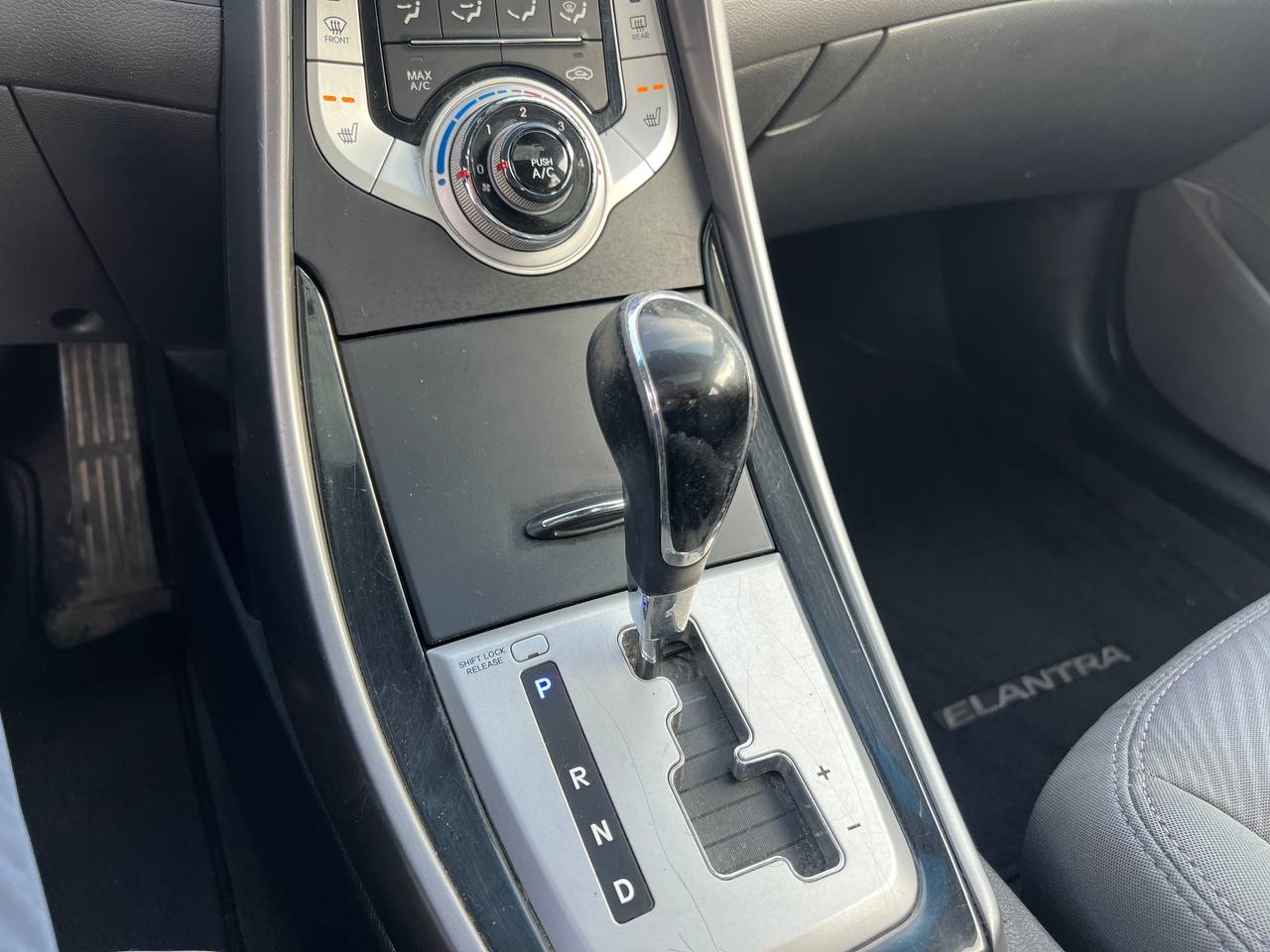 2012 Hyundai Elantra GLS**Toit Ouvrant**SIEGES CHAUFFANTS**SIEGES CHAUFFANTS ARRIERE**MAGS** Image principale