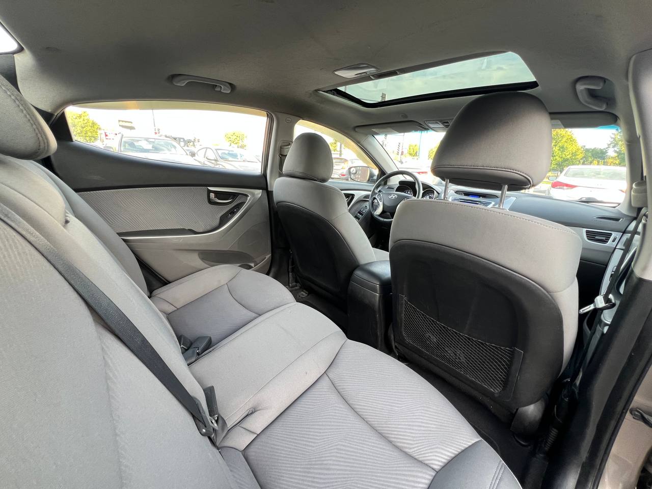 2012 Hyundai Elantra GLS**Toit Ouvrant**SIEGES CHAUFFANTS**SIEGES CHAUFFANTS ARRIERE**MAGS** Image principale