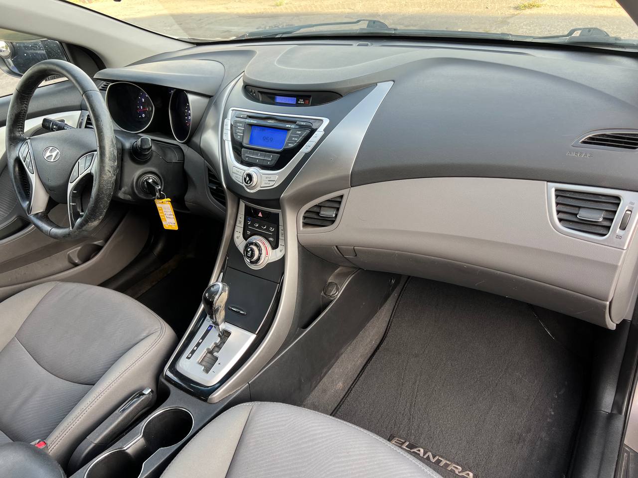 2012 Hyundai Elantra GLS**Toit Ouvrant**SIEGES CHAUFFANTS**SIEGES CHAUFFANTS ARRIERE**MAGS** Image principale