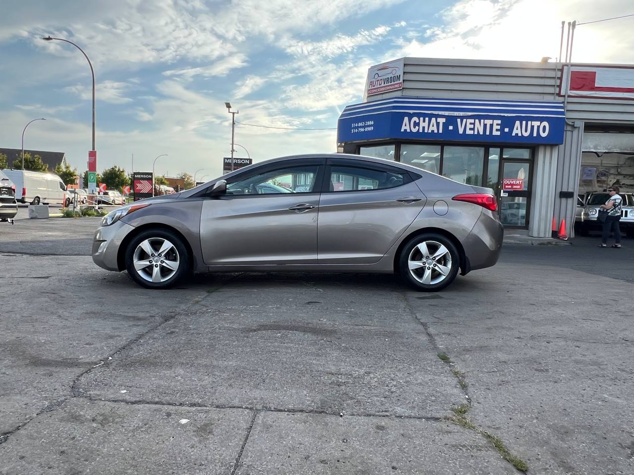 2012 Hyundai Elantra GLS**Toit Ouvrant**SIEGES CHAUFFANTS**SIEGES CHAUFFANTS ARRIERE**MAGS** Image principale