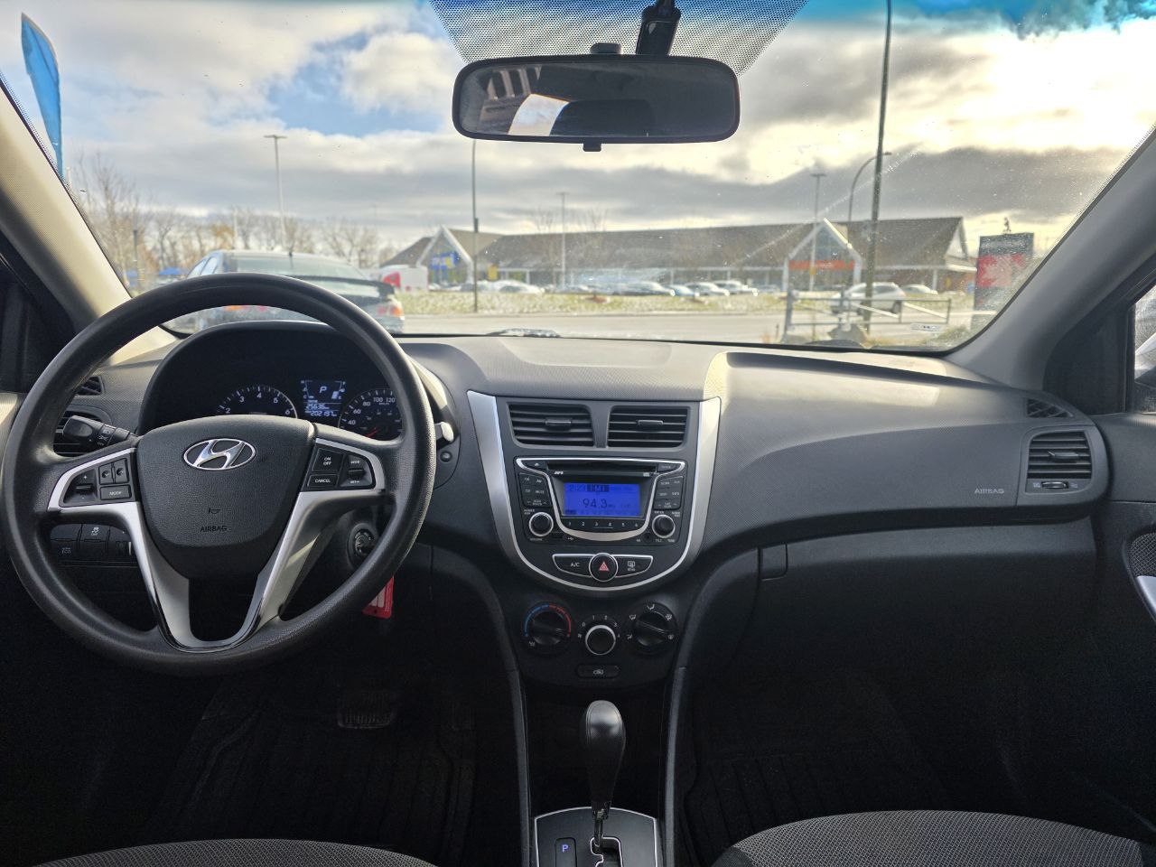 2012 Hyundai Accent GL Image principale