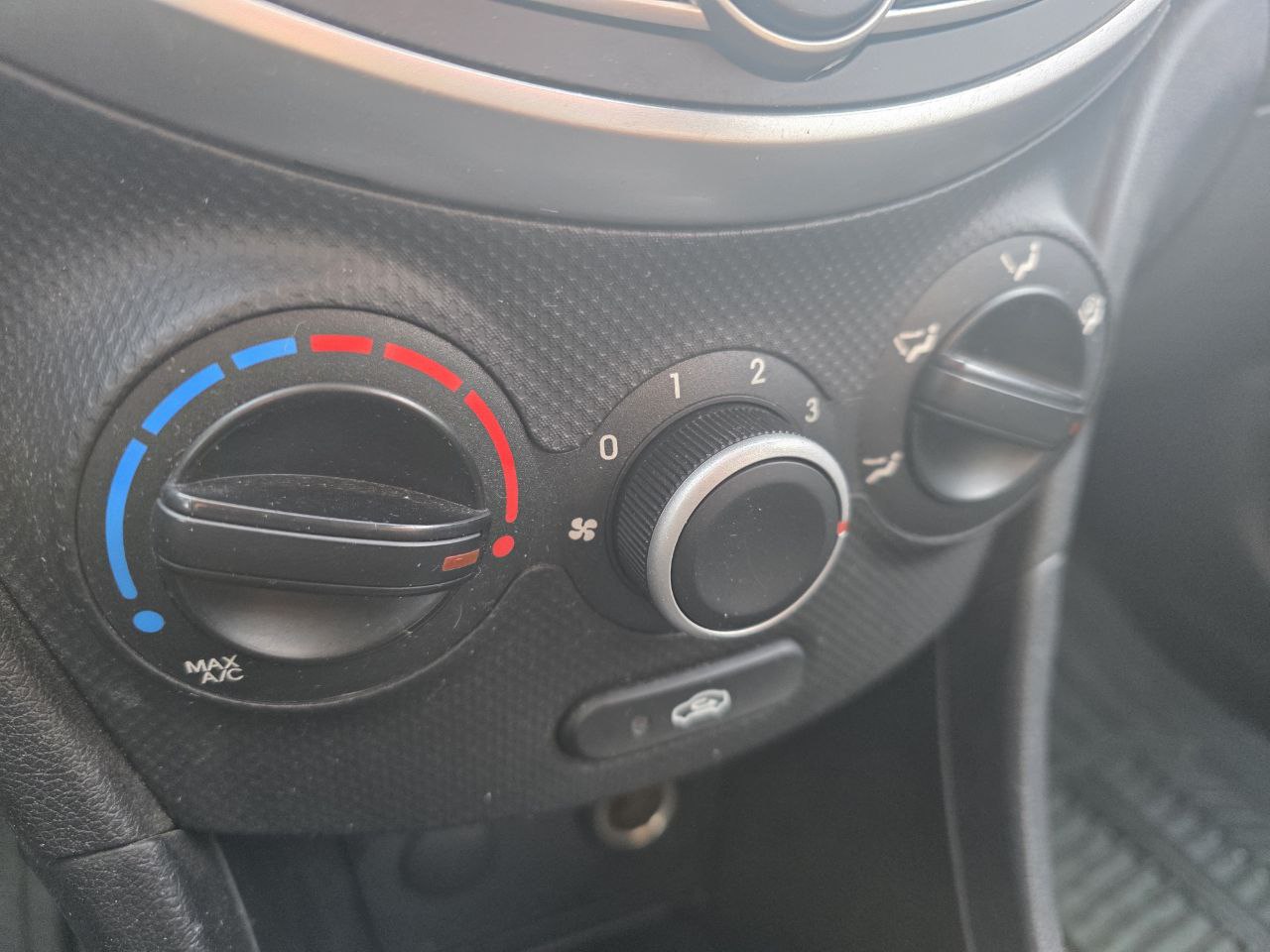 2012 Hyundai Accent GL Image principale