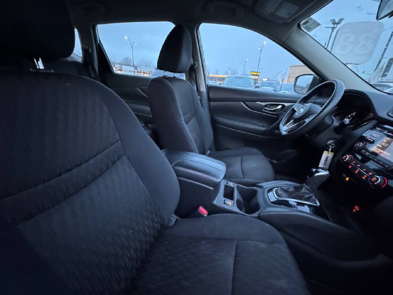 2017 Nissan Rogue SV**Jamais Accidente**CAMERA DE RECULE**SIEGES CHAUFFNATS** Main Image