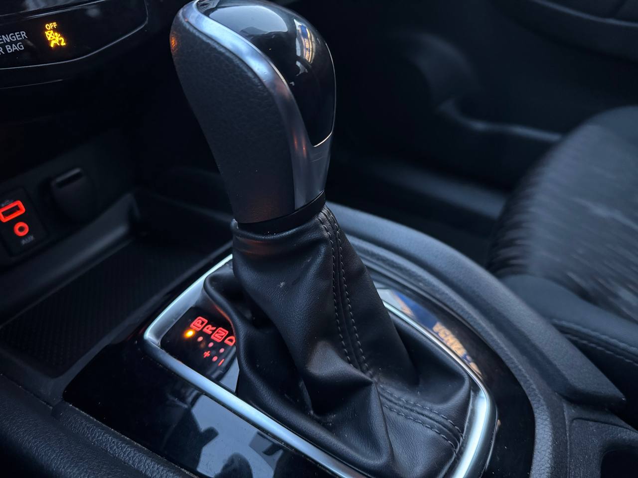 2017 Nissan Rogue SV**Jamais Accidente**CAMERA DE RECULE**SIEGES CHAUFFNATS** Main Image