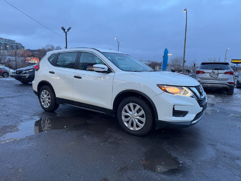 2017 Nissan Rogue SV**Jamais Accidente**CAMERA DE RECULE**SIEGES CHAUFFNATS** Main Image