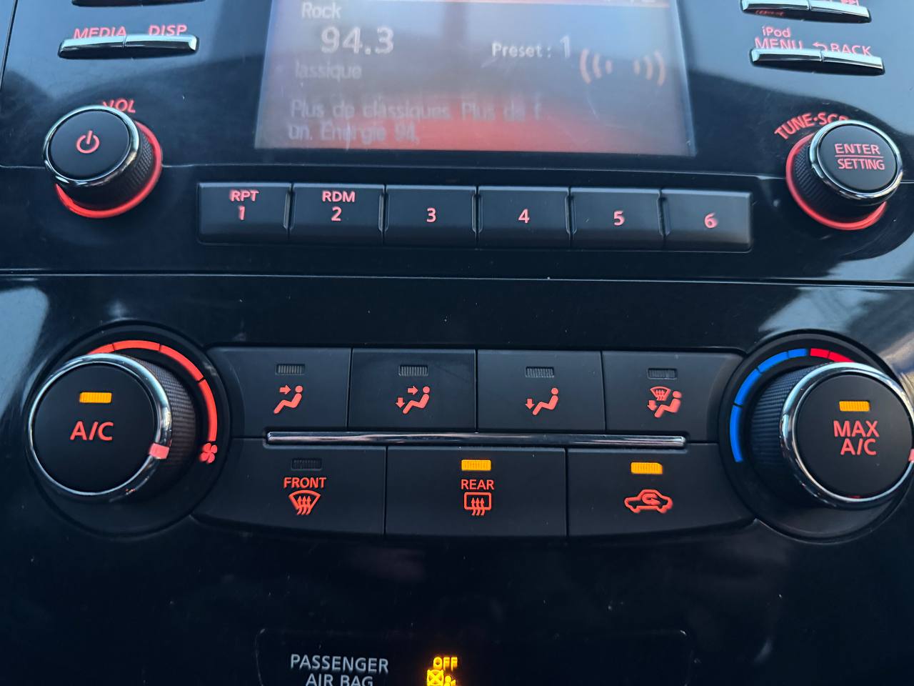 2017 Nissan Rogue SV**Jamais Accidente**CAMERA DE RECULE**SIEGES CHAUFFNATS** Main Image