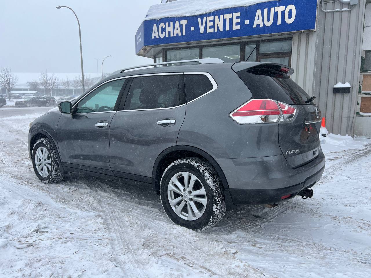2016 Nissan Rogue SV**AWD**Jamais Accidente**Toit Ouvrant Panoramique**CAMERA DE RECULE**SIEGES CHAUFFNATS**MAGS**Un Proprietaire** Main Image