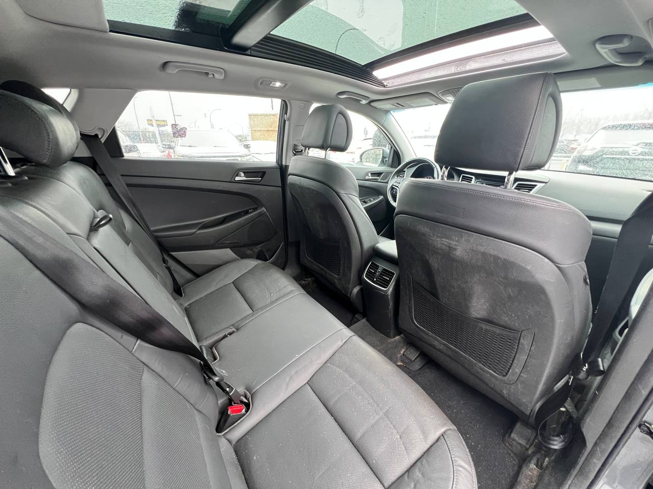 2017 Hyundai Tucson LIMITEE**JAMAIS ACCIDENTEE**CERTIFIEE SAAQ**AWD**TOIT OUVRANT PANORAMIQUE**SIEGES CHAUFFANTS AVANT ET ARRIÈRE**SIEGES EN CUIR**Alerte d’angle mort**VOLANT CHAUFFANT**Mags** Main Image