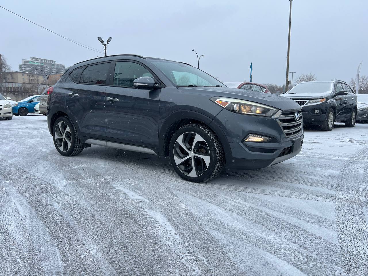 2017 Hyundai Tucson LIMITEE**JAMAIS ACCIDENTEE**CERTIFIEE SAAQ**AWD**TOIT OUVRANT PANORAMIQUE**SIEGES CHAUFFANTS AVANT ET ARRIÈRE**SIEGES EN CUIR**Alerte d’angle mort**VOLANT CHAUFFANT**Mags** Main Image