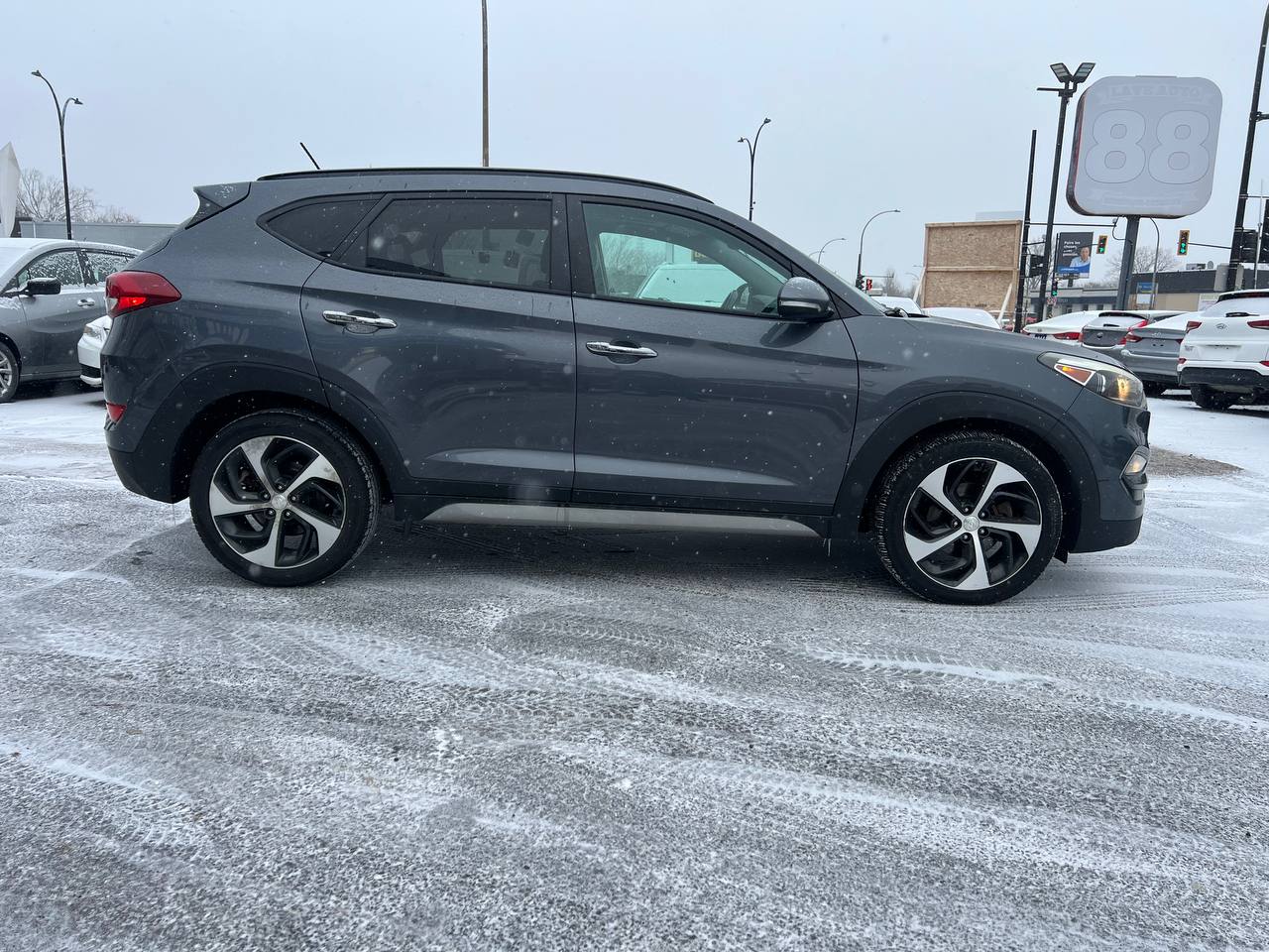 2017 Hyundai Tucson LIMITEE**JAMAIS ACCIDENTEE**CERTIFIEE SAAQ**AWD**TOIT OUVRANT PANORAMIQUE**SIEGES CHAUFFANTS AVANT ET ARRIÈRE**SIEGES EN CUIR**Alerte d’angle mort**VOLANT CHAUFFANT**Mags** Main Image