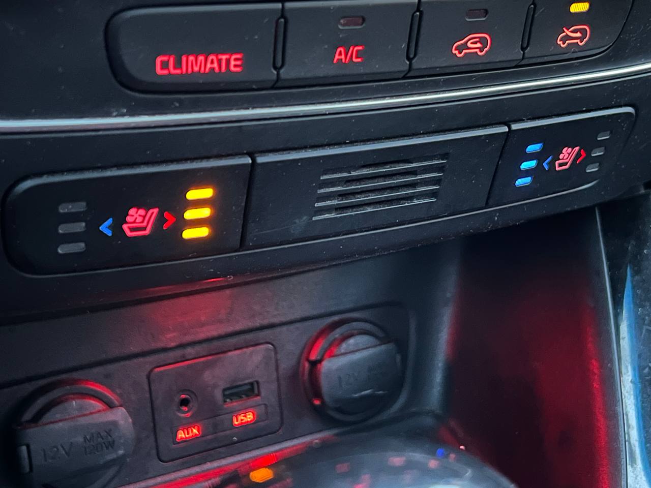 2014 Kia Sorento SX**JAMAIS ACCIDENTEE**AWD**TOIT OUVRANT PANAROMIQUE**CAMERA DE RECULE**NAVI**SIEGES EN CUIR**SIEGES CHAUFFANTS AVANT ET ARRIERE**SiÈge VentilÉ**VOLANT CHAUFFANT**Alerte d’angle mort** Main Image