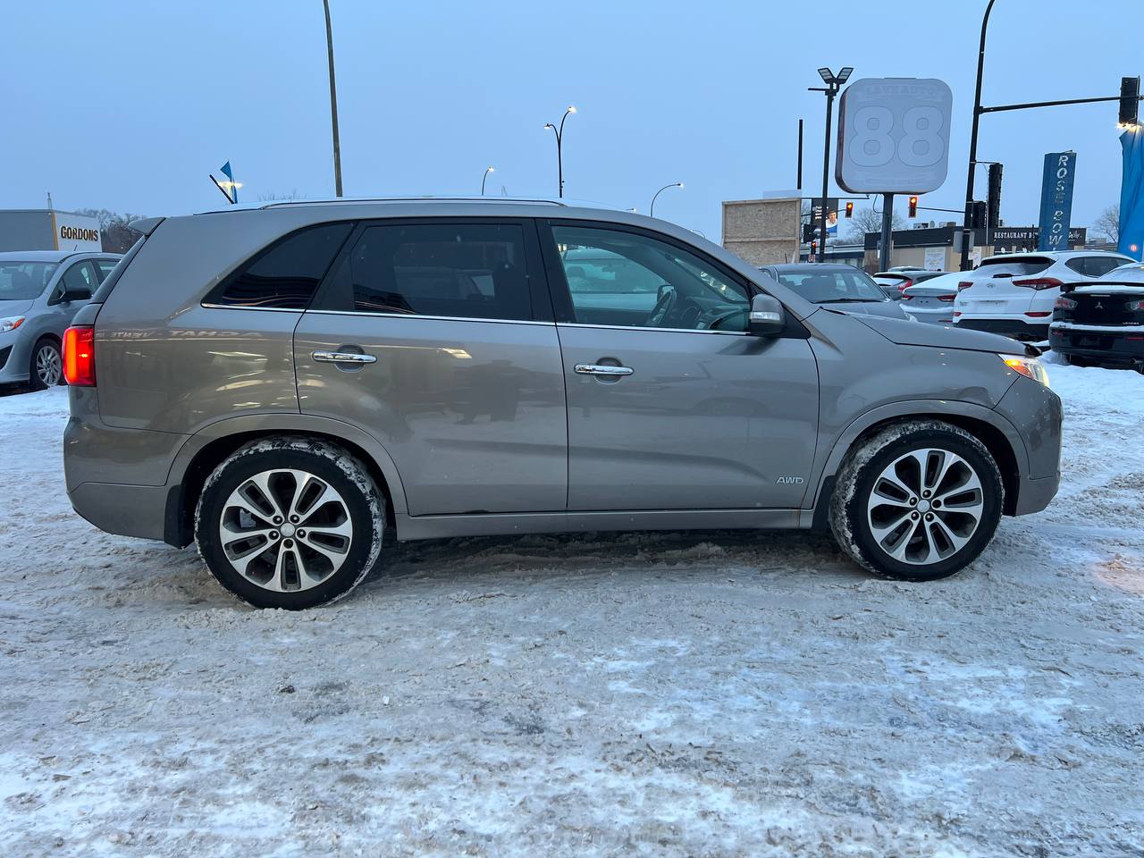 2014 Kia Sorento SX**JAMAIS ACCIDENTEE**AWD**TOIT OUVRANT PANAROMIQUE**CAMERA DE RECULE**NAVI**SIEGES EN CUIR**SIEGES CHAUFFANTS AVANT ET ARRIERE**SiÈge VentilÉ**VOLANT CHAUFFANT**Alerte d’angle mort** Main Image