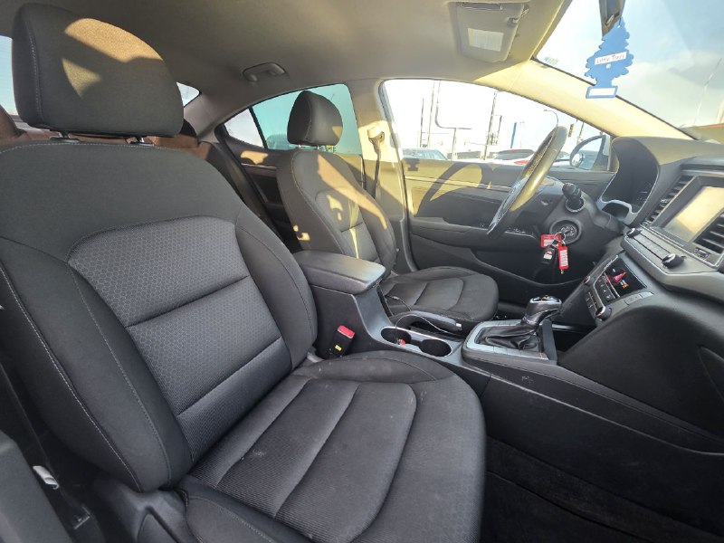 2018 Hyundai Elantra **GL**CAMERA DE RECUL**ANGLE MORT**SIEGES CHAUFFANTS**MAGS**Financement 1Ère, 2e et 3e chance !!! 100% ApprouvÉ !! Image principale