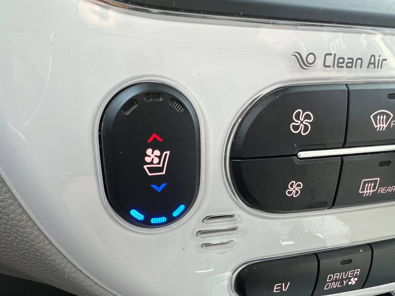 2016 Kia Soul EV Luxury**Jamais Accidentee**NAVIGATION**CUIR**SIEGES CHAUFFANTS AVANT ET ARRIERE**SIEGES FROIDS**VOLANT CHAUFFANT**MAGS** Main Image