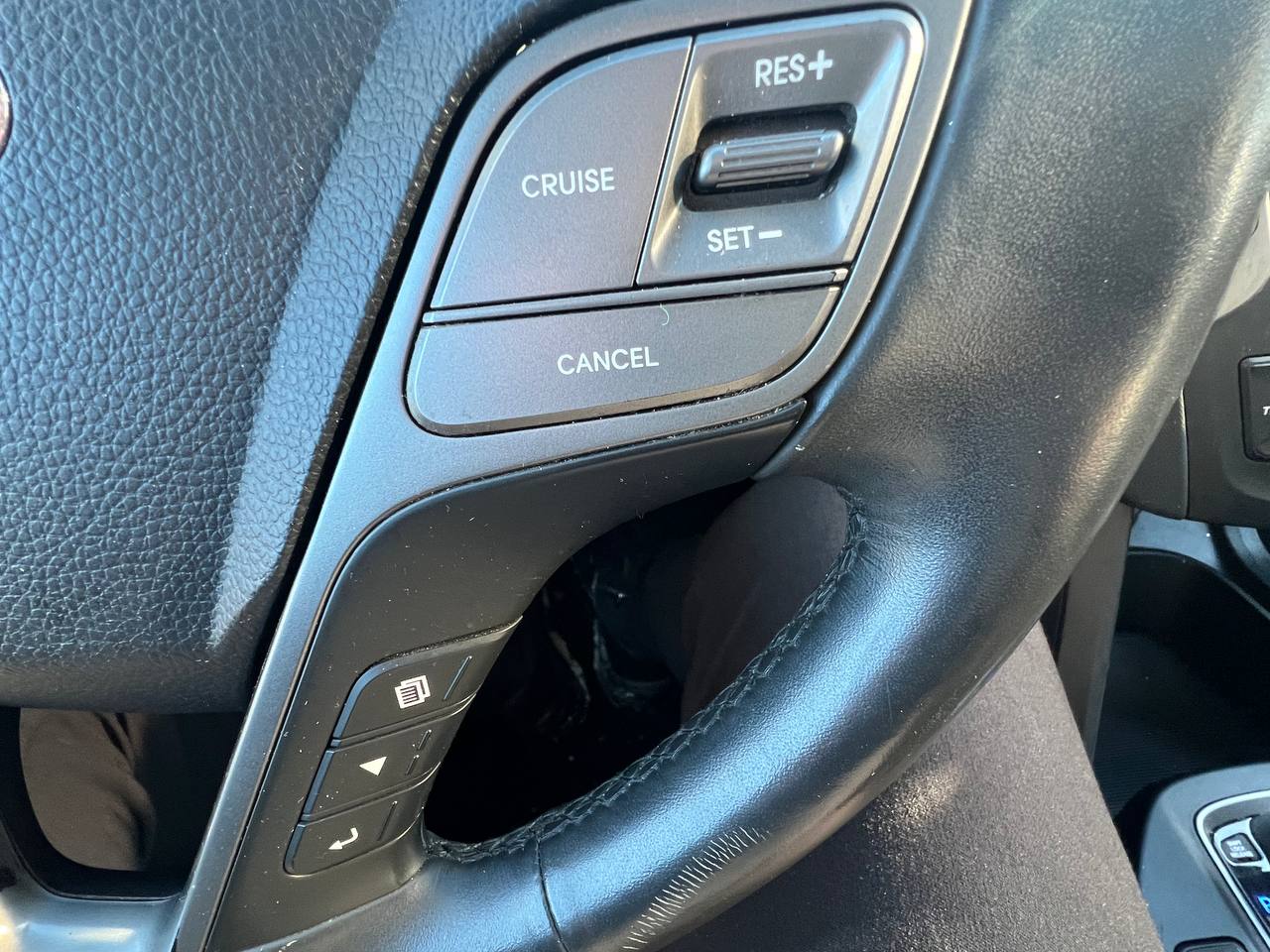 2017 Hyundai Santa Fe Sport Limited**AWD**TOIT OUVRANT PANORAMIQUE**SIEGE EN CUIR**CAMERA DE RECUL**SIEGES CHAUFFNATS AVANT ET ARRIERE**Siege Ventile**Volant Chauffant**Alerte d'angle Mort**MAGS** Image principale