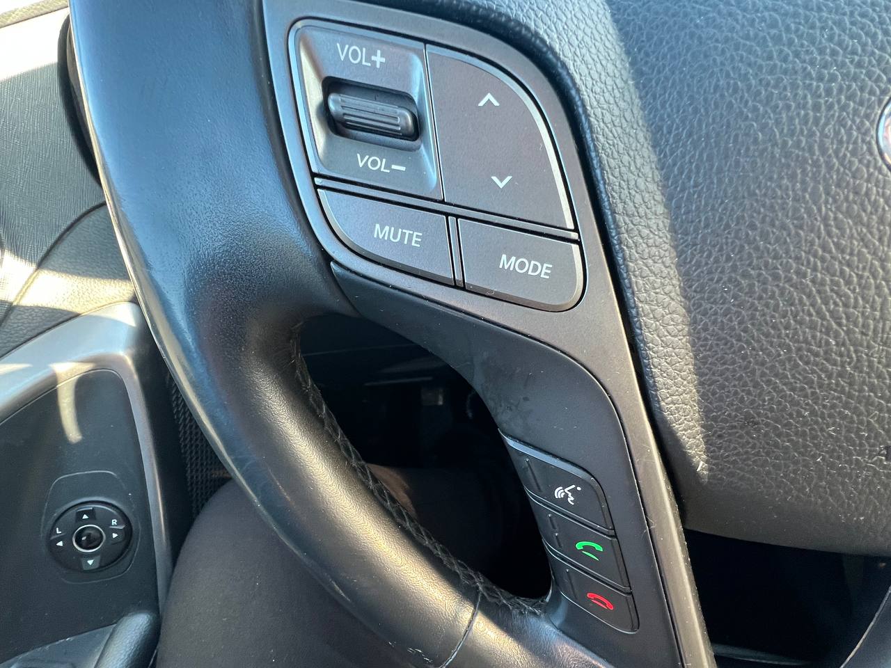 2017 Hyundai Santa Fe Sport Limited**AWD**TOIT OUVRANT PANORAMIQUE**SIEGE EN CUIR**CAMERA DE RECUL**SIEGES CHAUFFNATS AVANT ET ARRIERE**Siege Ventile**Volant Chauffant**Alerte d'angle Mort**MAGS** Image principale