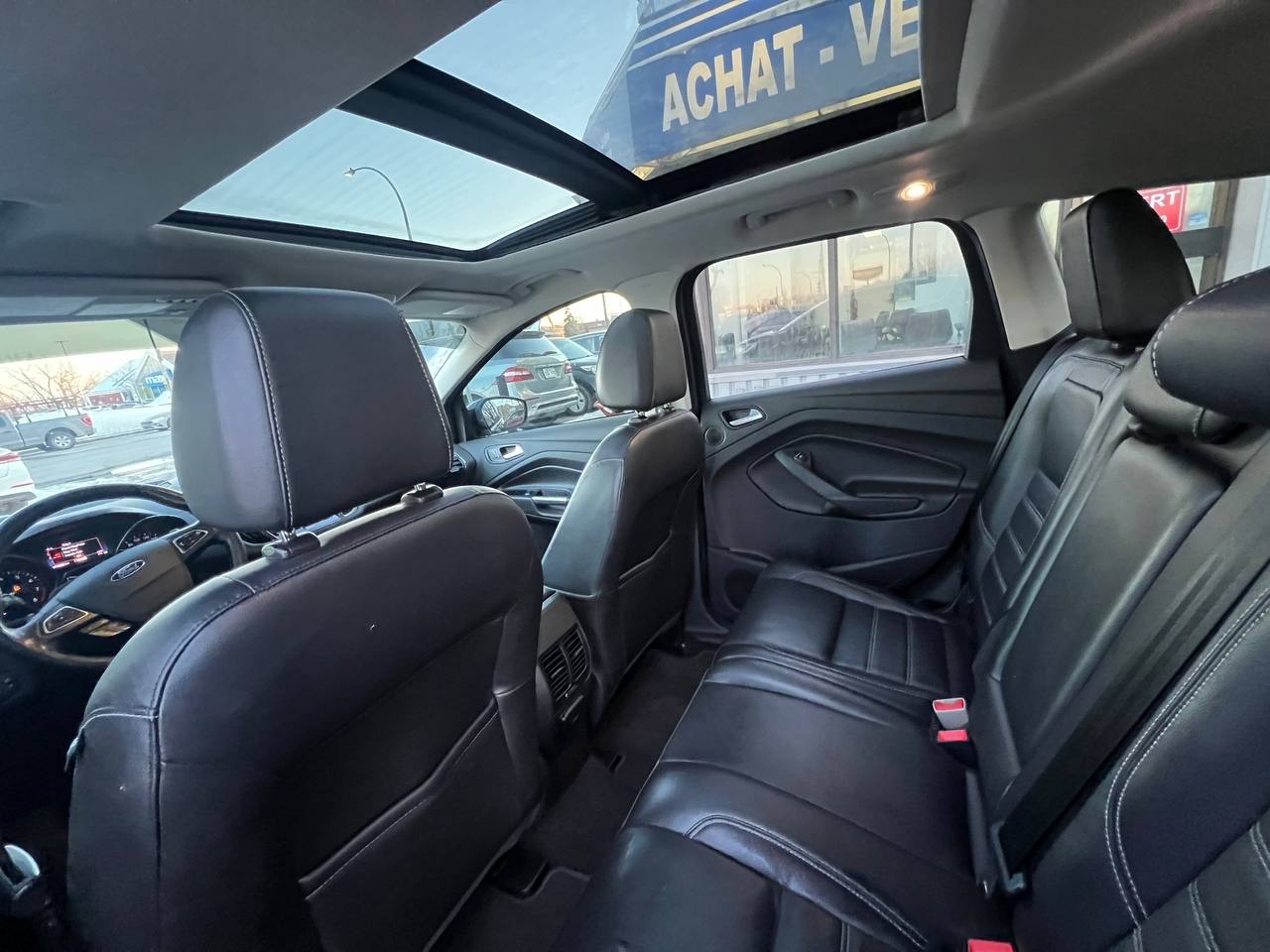 2017 Ford Escape Titanium**AWD**JAMAIS ACCIDENTEE**SAAQ CERTIFIEE**Toit Ouvrant Panoramique**ANGLE MORT**CamÉra de Recul**SIEGES EN CUIR**Navigation**SIEGES CHAUFFANTS**VOLANT CHAUFFANT**dÉmarrage À distance**MAGS** Image principale