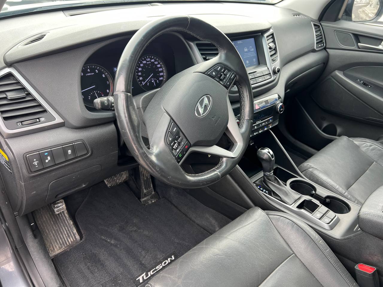 2018 Hyundai Tucson SE**SAAQ CERTIFIEE**CAR PLAY**Toit Ouvrant Panoramique**ANGLE MORT**CamÉra de Recul**SIEGES EN CUIR**SIÈGES CHAUFFANTS AVANT et ARRIERE**VOLANT CHAUFFANT**MAGS** Image principale