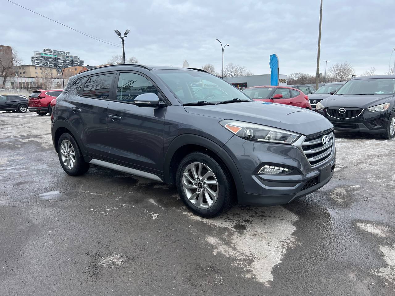 2018 Hyundai Tucson SE**SAAQ CERTIFIEE**CAR PLAY**Toit Ouvrant Panoramique**ANGLE MORT**CamÉra de Recul**SIEGES EN CUIR**SIÈGES CHAUFFANTS AVANT et ARRIERE**VOLANT CHAUFFANT**MAGS** Image principale