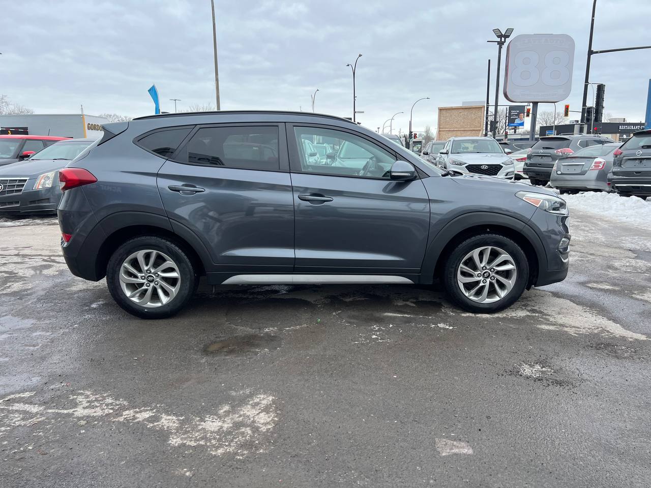 2018 Hyundai Tucson SE**SAAQ CERTIFIEE**CAR PLAY**Toit Ouvrant Panoramique**ANGLE MORT**CamÉra de Recul**SIEGES EN CUIR**SIÈGES CHAUFFANTS AVANT et ARRIERE**VOLANT CHAUFFANT**MAGS** Image principale