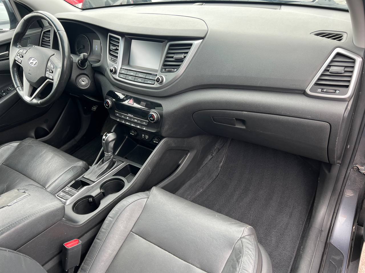 2018 Hyundai Tucson SE**SAAQ CERTIFIEE**CAR PLAY**Toit Ouvrant Panoramique**ANGLE MORT**CamÉra de Recul**SIEGES EN CUIR**SIÈGES CHAUFFANTS AVANT et ARRIERE**VOLANT CHAUFFANT**MAGS** Image principale