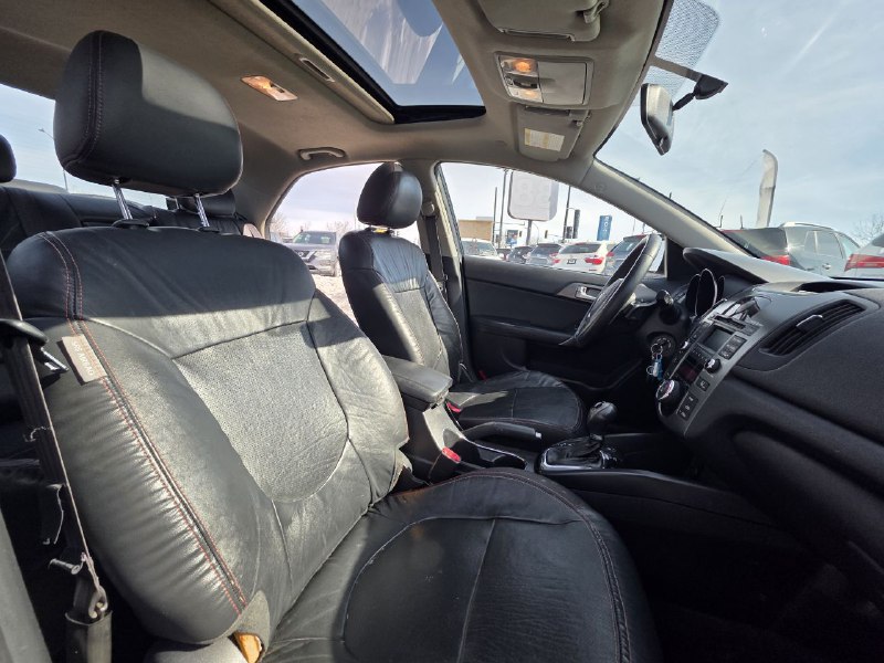 2011 Kia Forte **SX**JAMAIS ACCIDENTEE**CUIR**TOIT OUVRANT**SIEGES CHAUFFANTS**EN SPECIAL Image principale