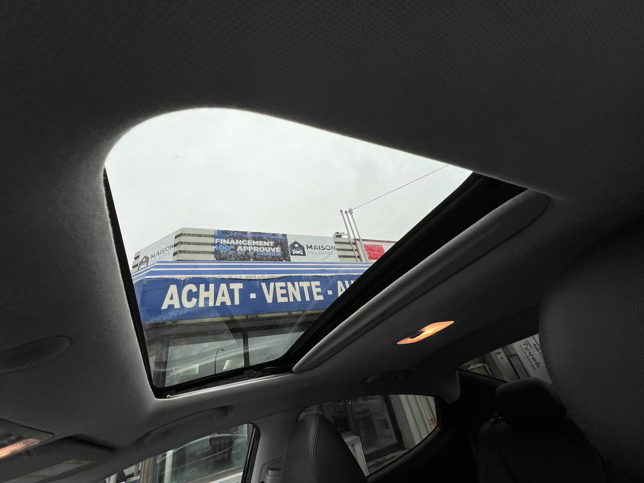 2015 Hyundai Elantra Limited**SAAQ CERTIFIEE**Toit Ouvrant**CamÉra de Recul**SIEGES EN CUIR**Navigation**SIEGES CHAUFFANTS Avant et ArriÈre**DÉmarrage À distance**MAGS** Image principale