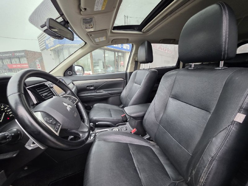 2015 Mitsubishi Outlander **GT**JAMAIS ACCIDENTEE**7 PASSAGERS**CUIR**NAVI**CAMERA DE RECUL**SIEGES CHAIFFANTS**MAGS** Image principale