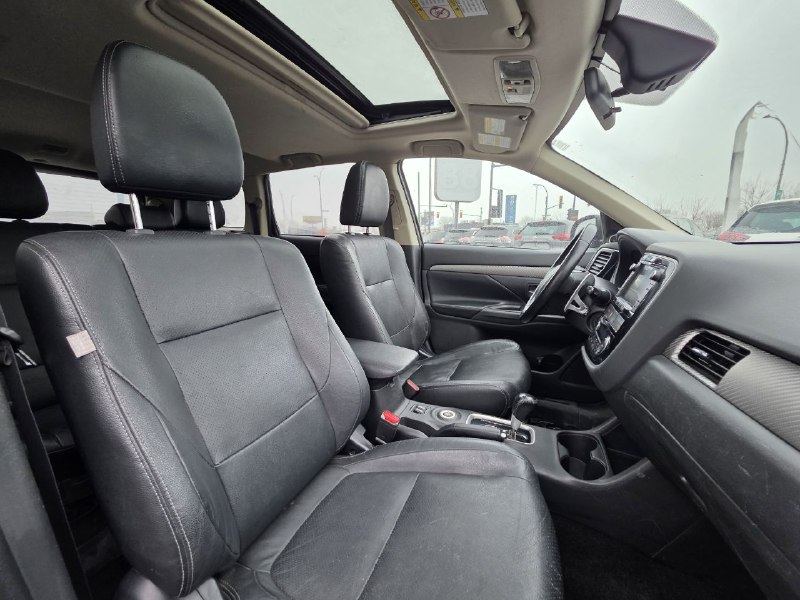 2015 Mitsubishi Outlander **GT**JAMAIS ACCIDENTEE**7 PASSAGERS**CUIR**NAVI**CAMERA DE RECUL**SIEGES CHAIFFANTS**MAGS** Image principale