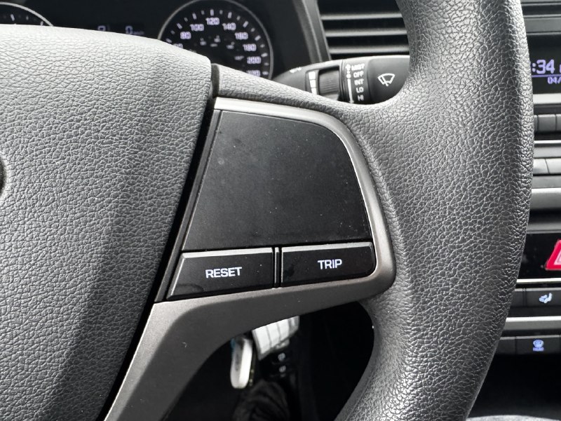 2017 Hyundai Elantra LE**SAAQ CERTIFIER**SIEGES CHAUFFNATS**MODE ECO** Image principale