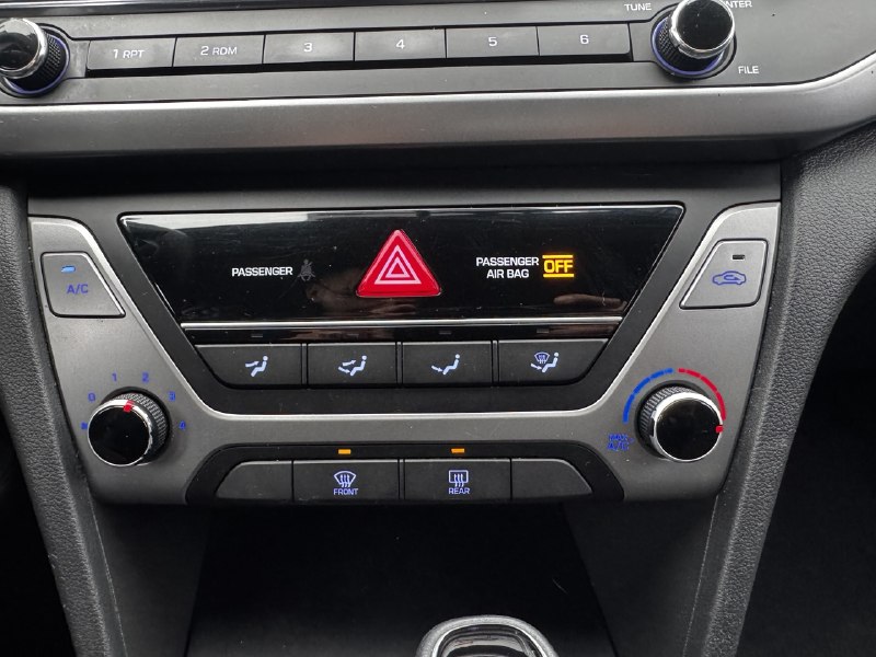 2017 Hyundai Elantra LE**SAAQ CERTIFIER**SIEGES CHAUFFNATS**MODE ECO** Image principale