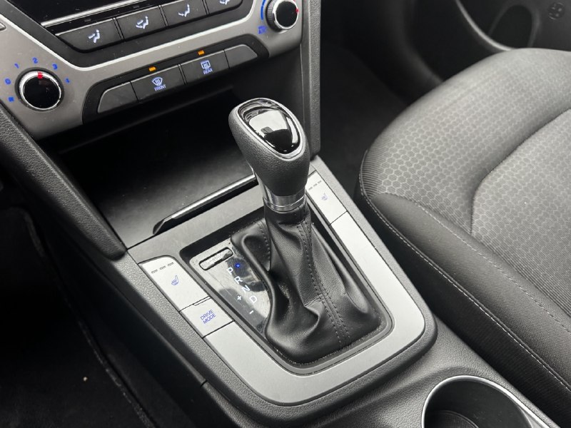 2017 Hyundai Elantra LE**SAAQ CERTIFIER**SIEGES CHAUFFNATS**MODE ECO** Image principale